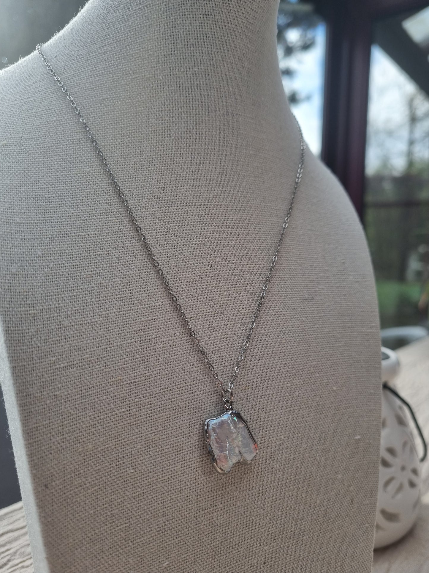 Evanescence: Collier Éclat Perlé - Charme et Unicité