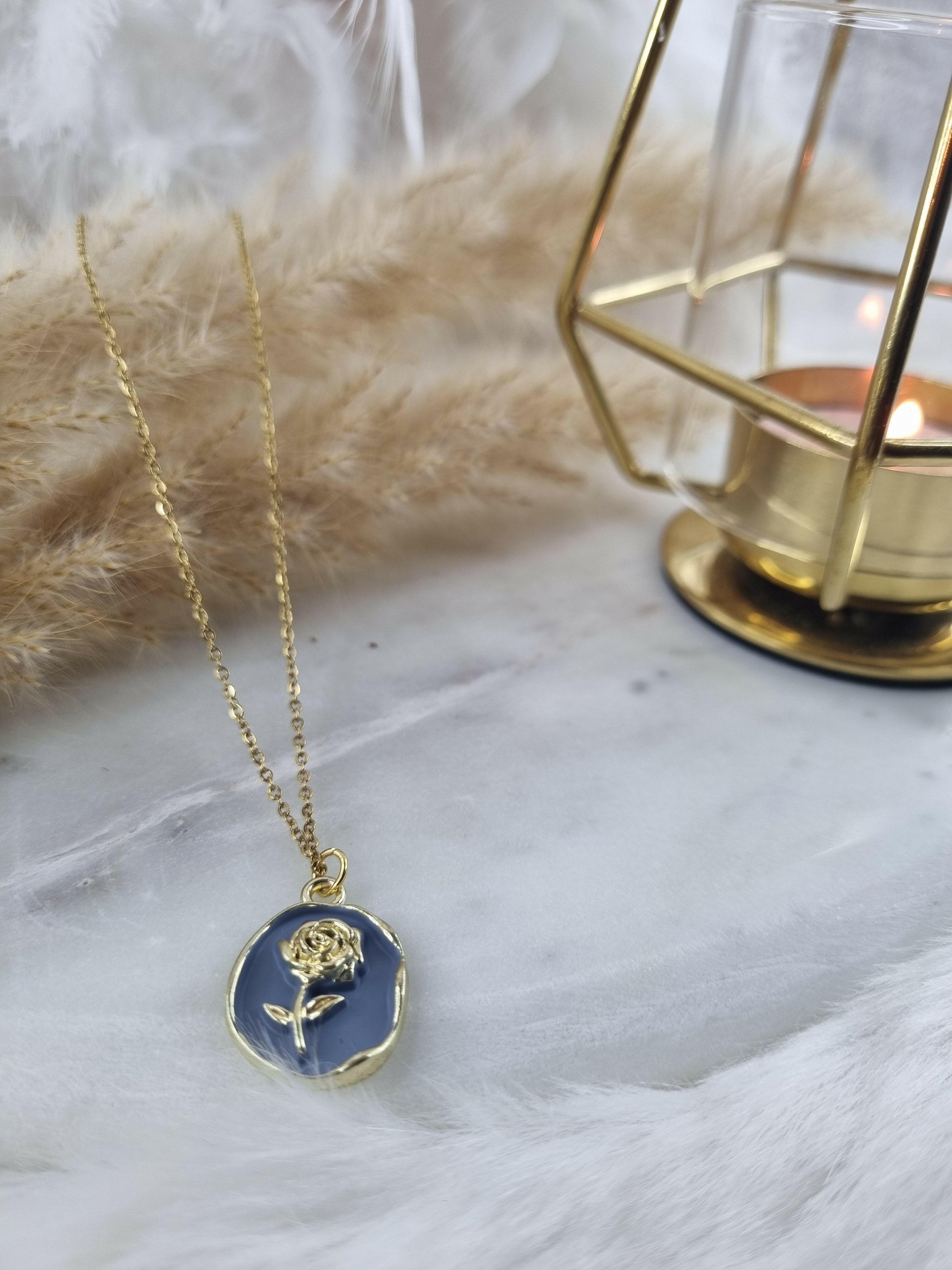 Chaînes avec Pendentif Bleu - Élégance en Acier Inoxydable.