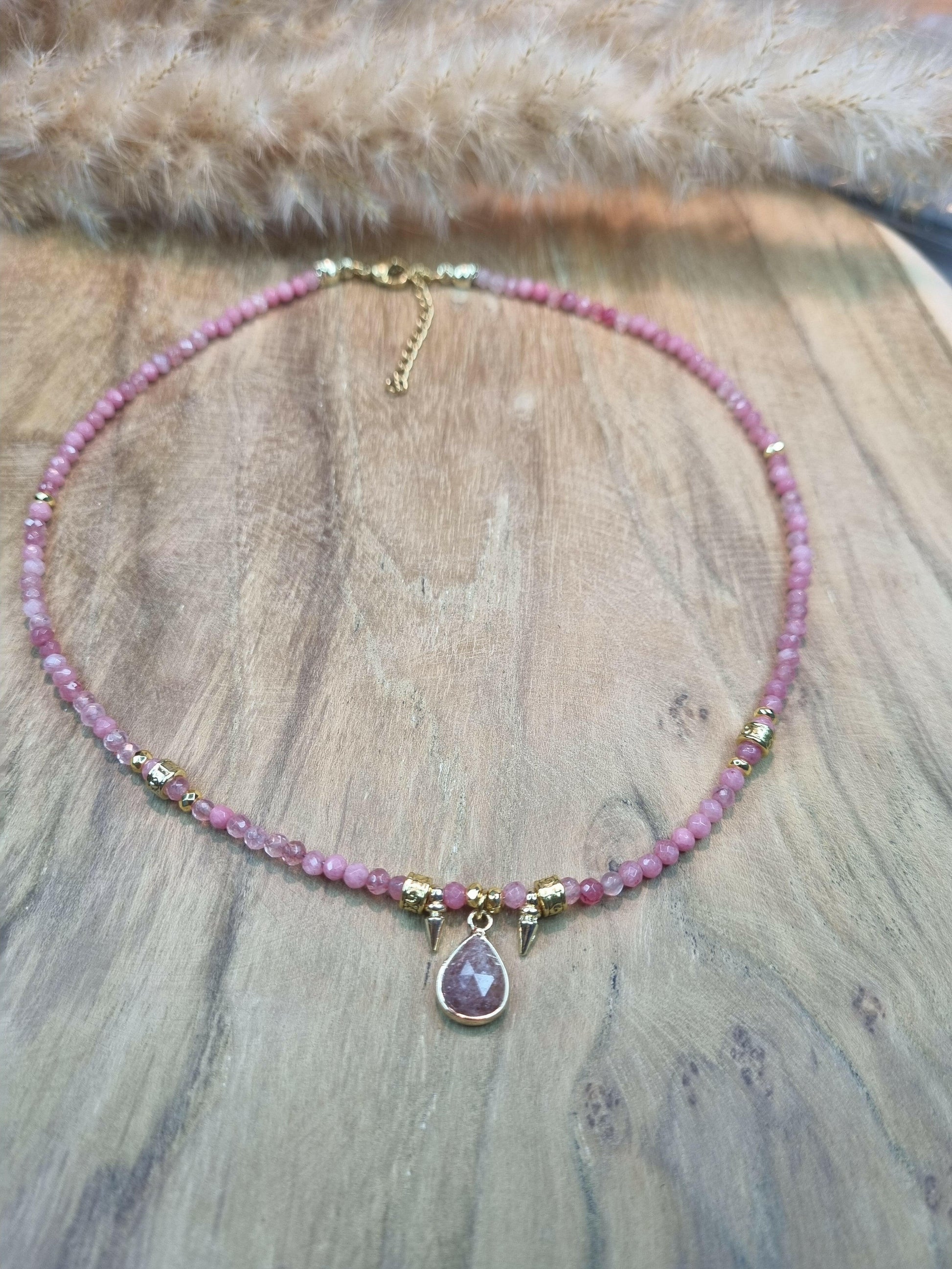 Collier Louiza - Élégance en Quartz Rose.