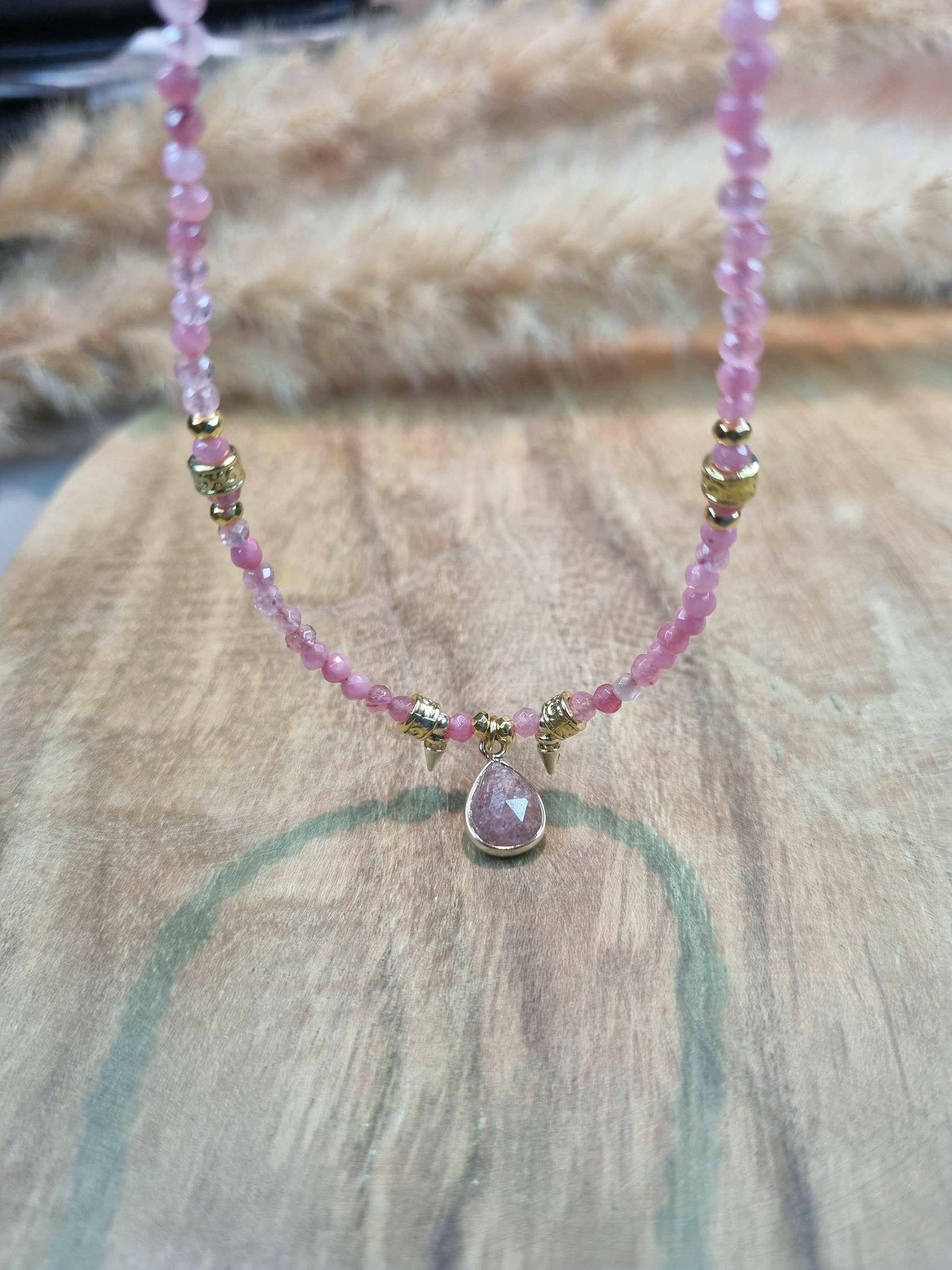 Collier Louiza - Élégance en Quartz Rose.