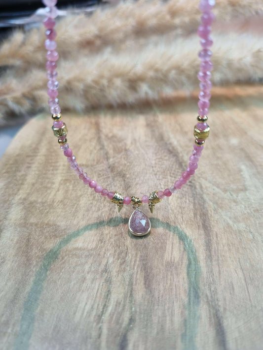 Collier Louiza - Élégance en Quartz Rose.