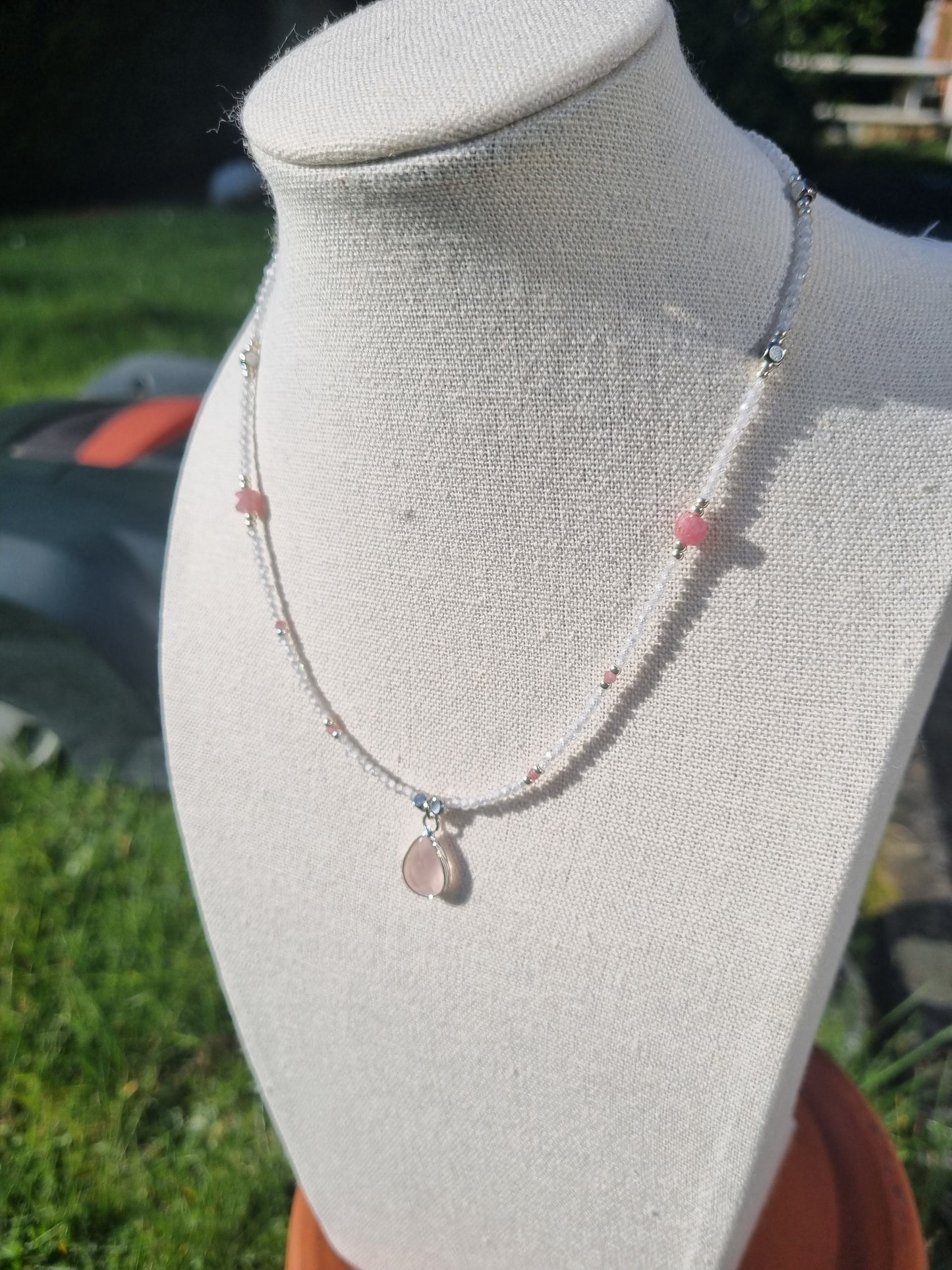 Collier Douceur Rosée - Élégance Intemporelle en Quartz Rose