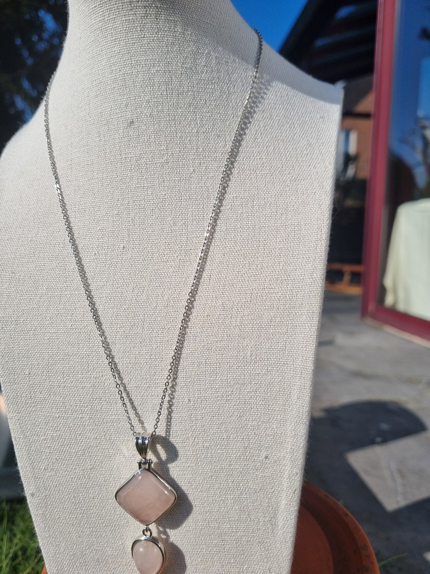 Collier Éclat Minimaliste - Simplicité et Sophistication en Quartz Rose