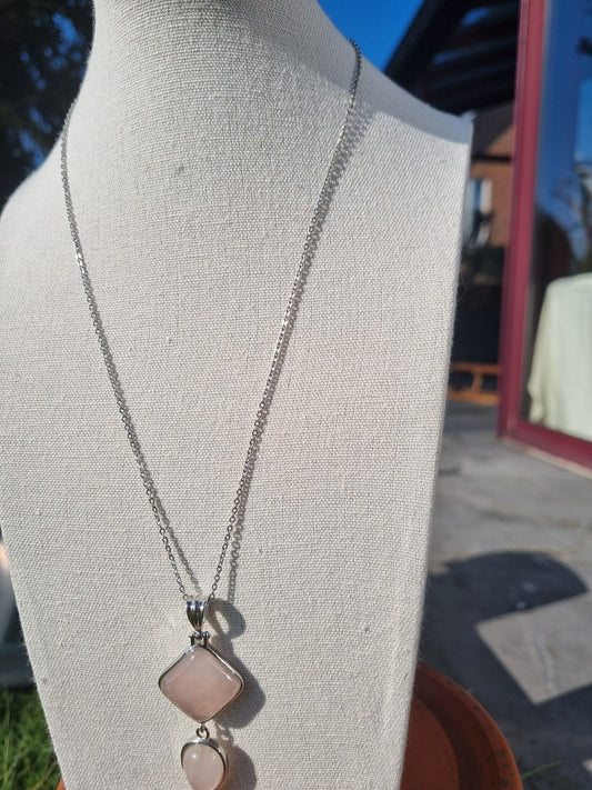 Collier Éclat Minimaliste - Simplicité et Sophistication en Quartz Rose