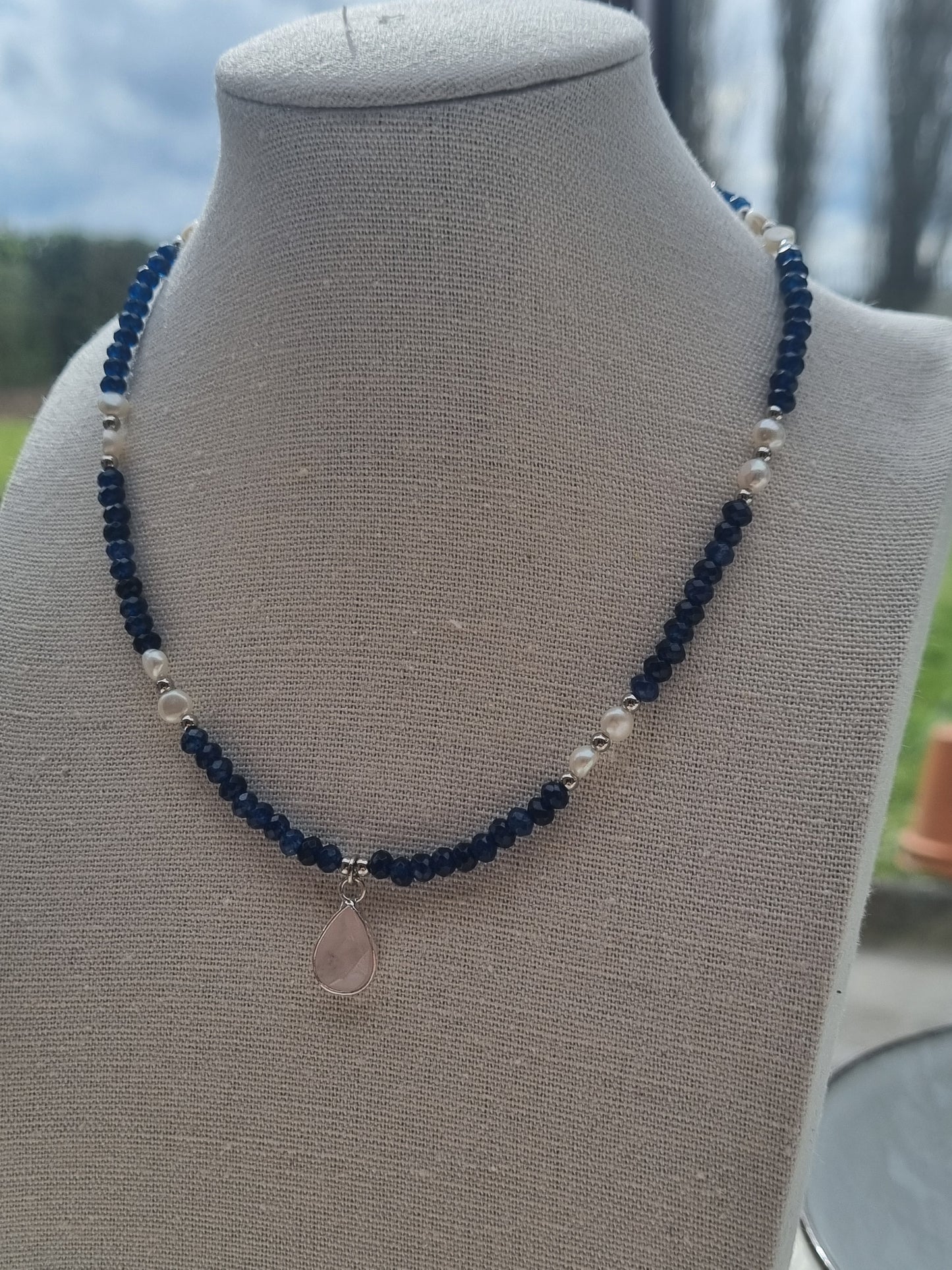 Collier Douceur de l’Aube - Éclat de Saphir et Pendentif en Quartz Rose